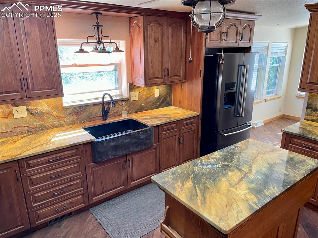 Image 32 of 42: Kitchen