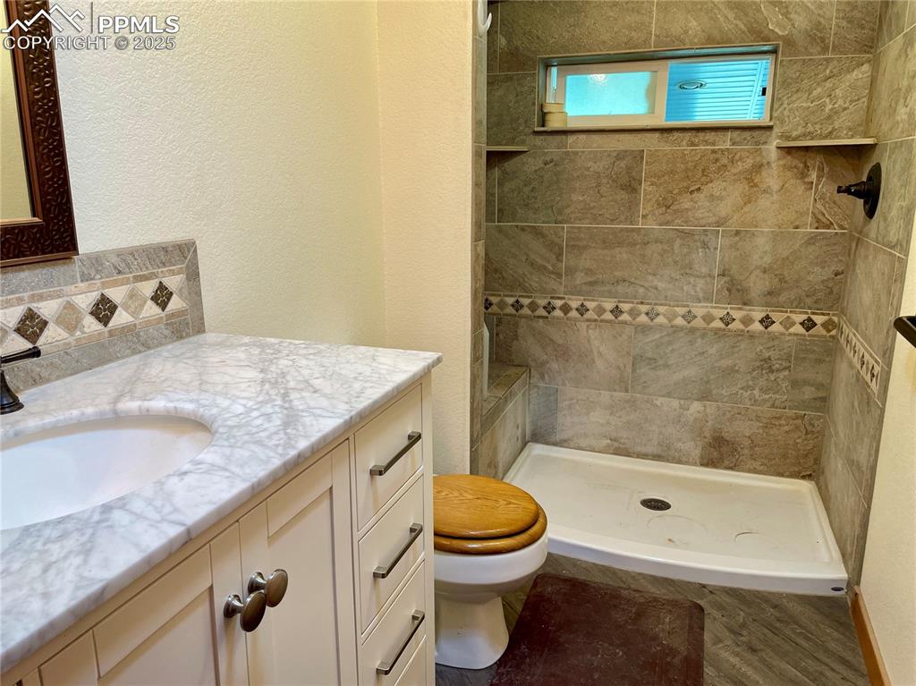 Image 41 of 42: Bathroom