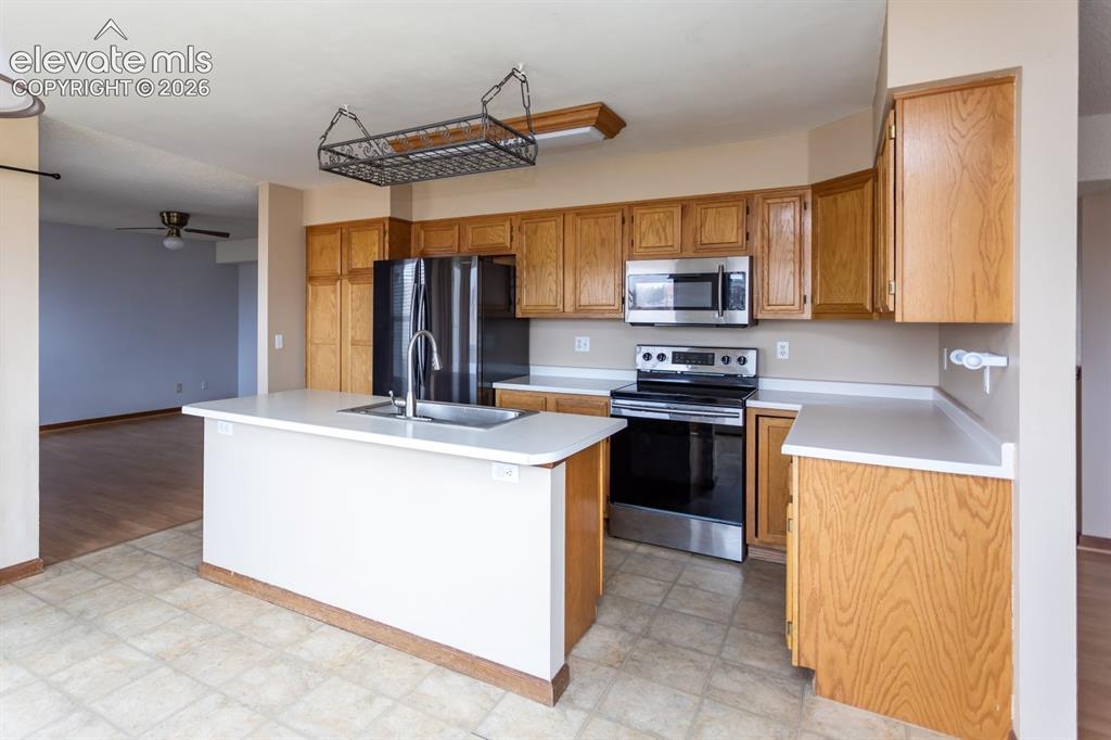Image 10 of 40: Kitchen