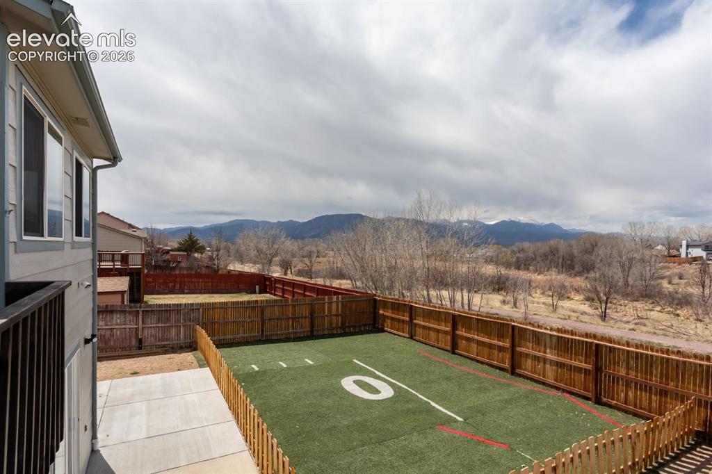 Image 15 of 40: Yard