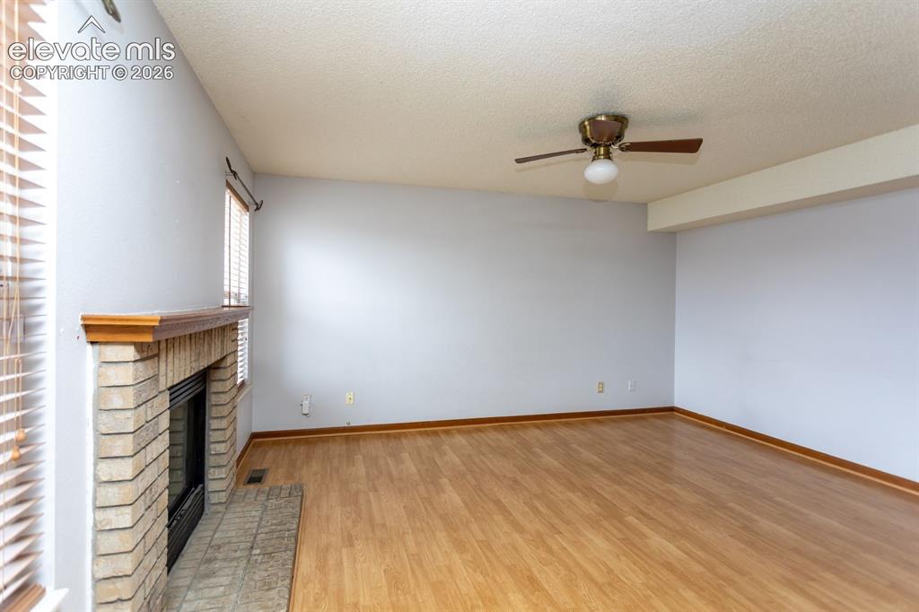 Image 18 of 40: Living Room