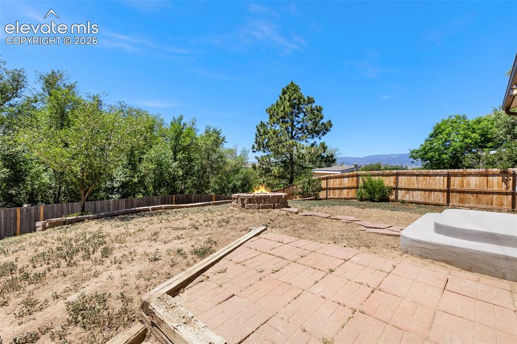 Image 23 of 31: Spacious backyard!