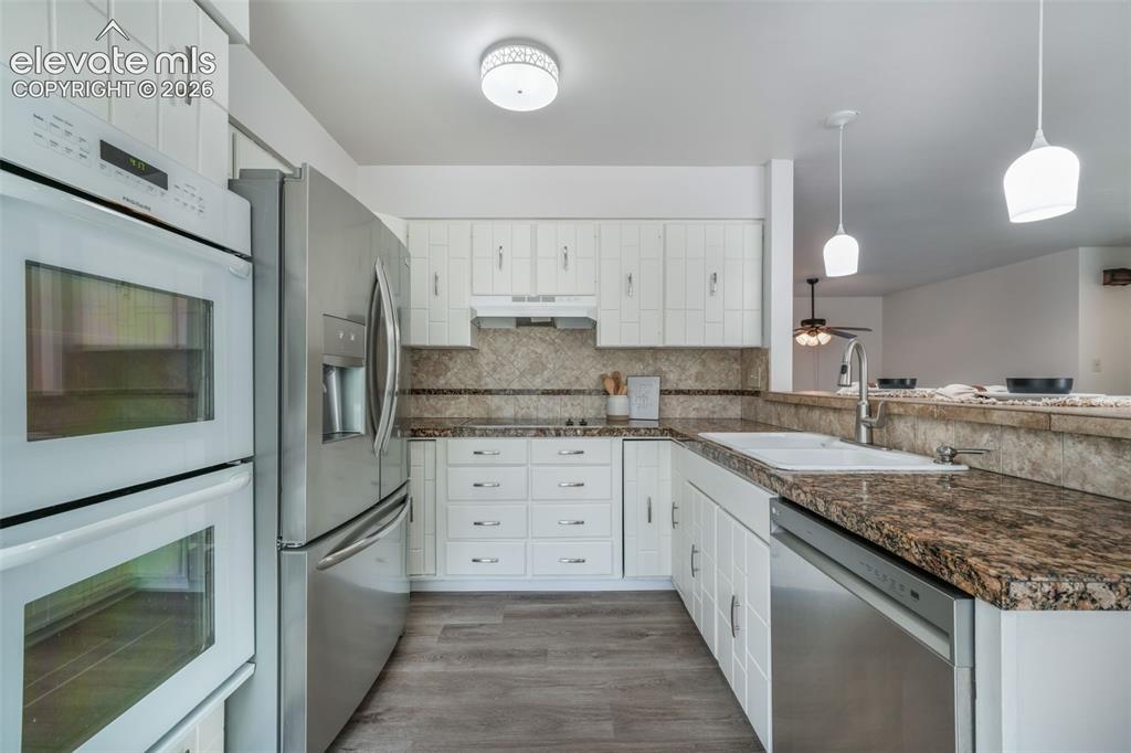 Image 15 of 50: Kitchen
