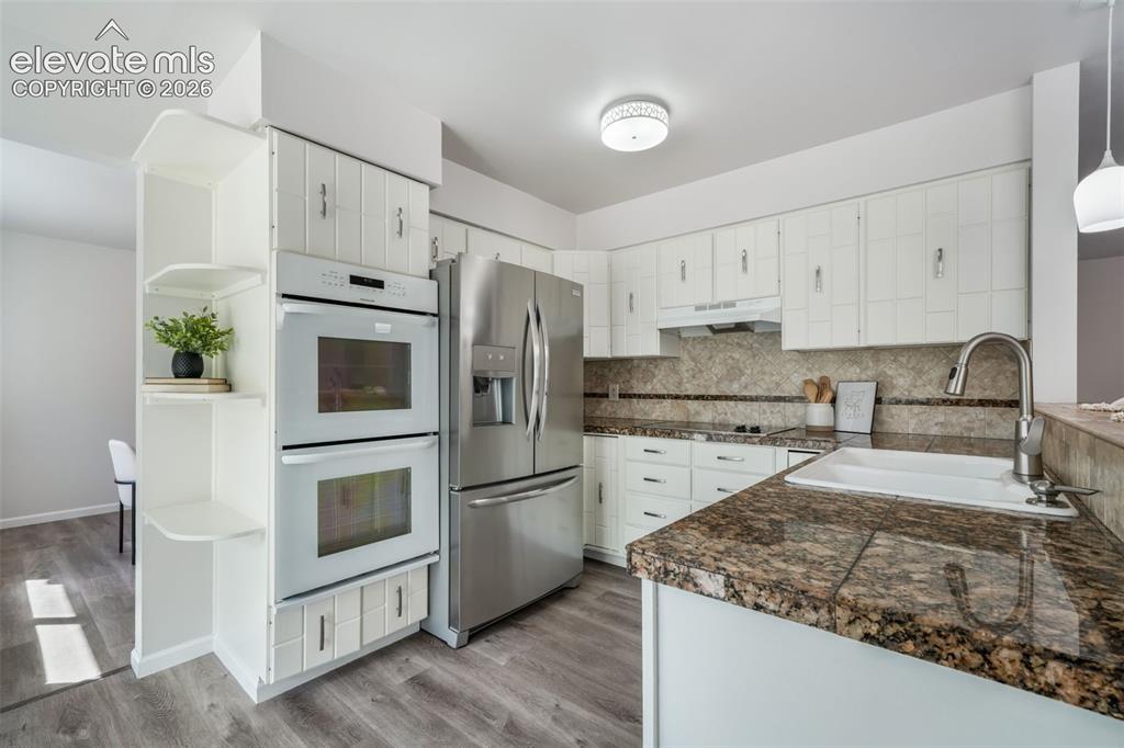Image 16 of 50: Kitchen