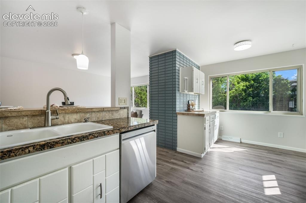 Image 18 of 50: Kitchen