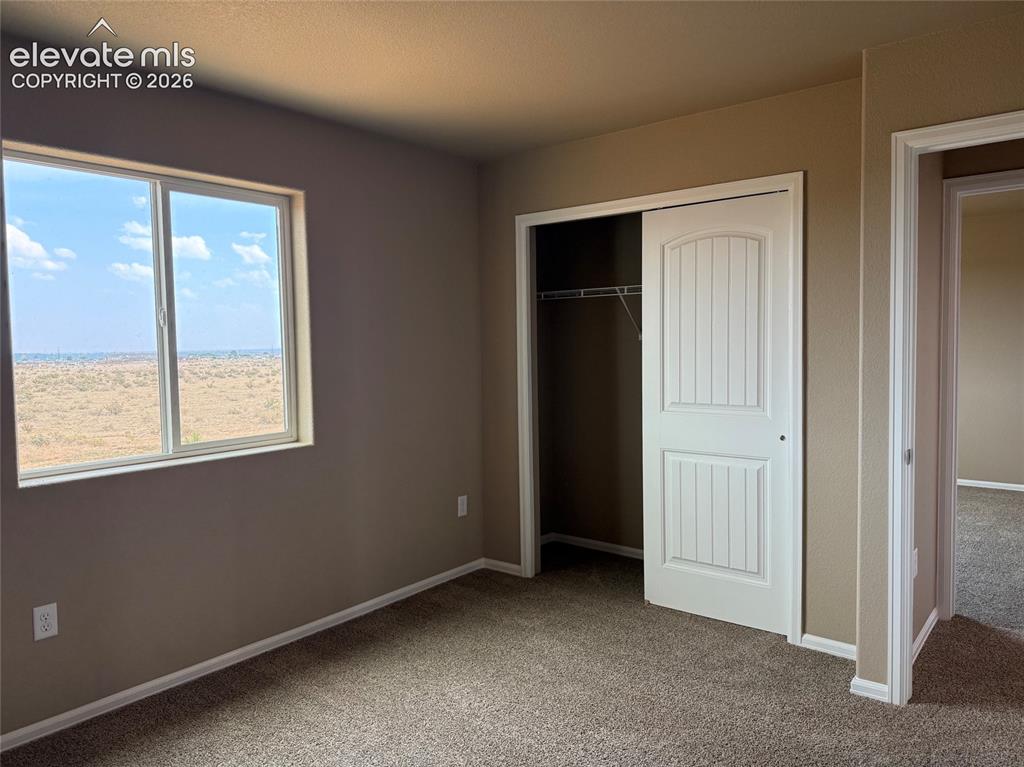 Image 19 of 21: Bedroom