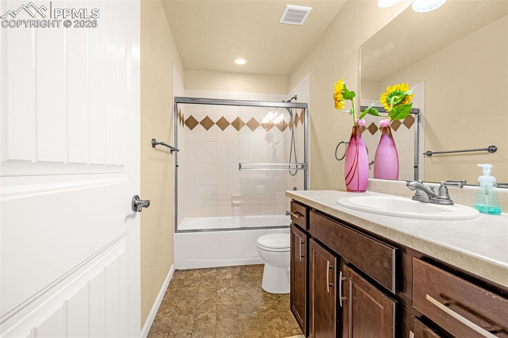 Image 15 of 36: Bathroom