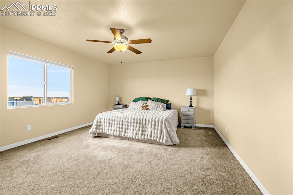 Image 17 of 36: Bedroom