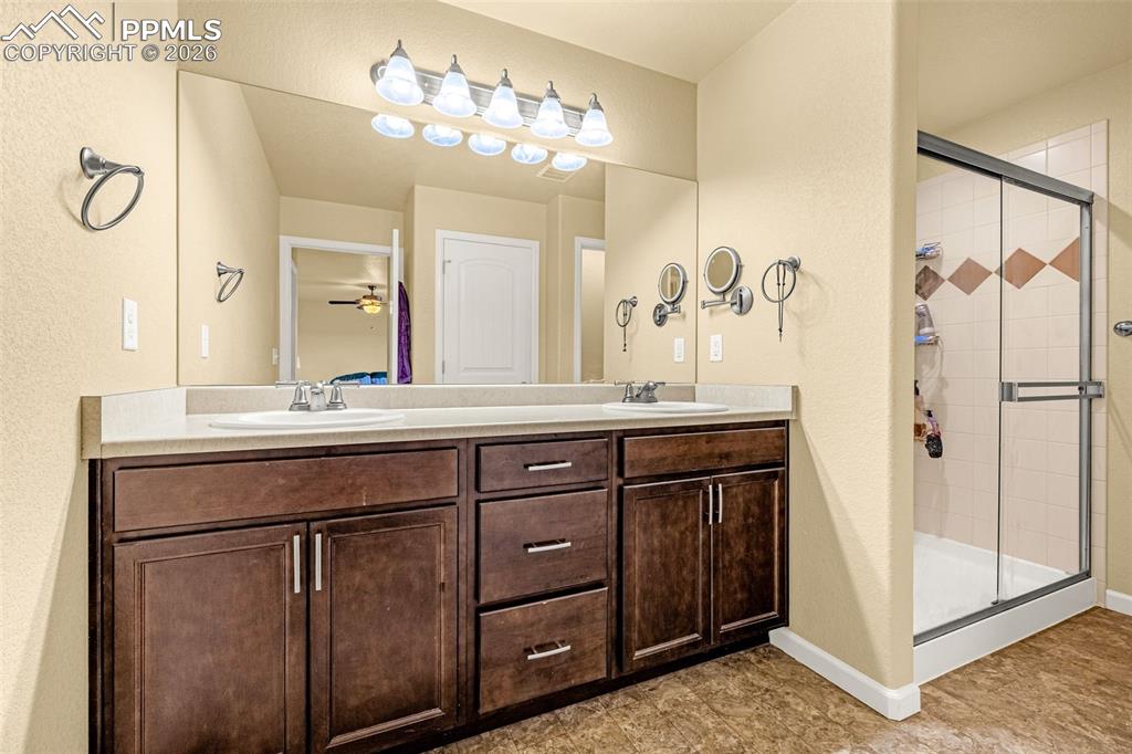 Image 20 of 36: Bathroom