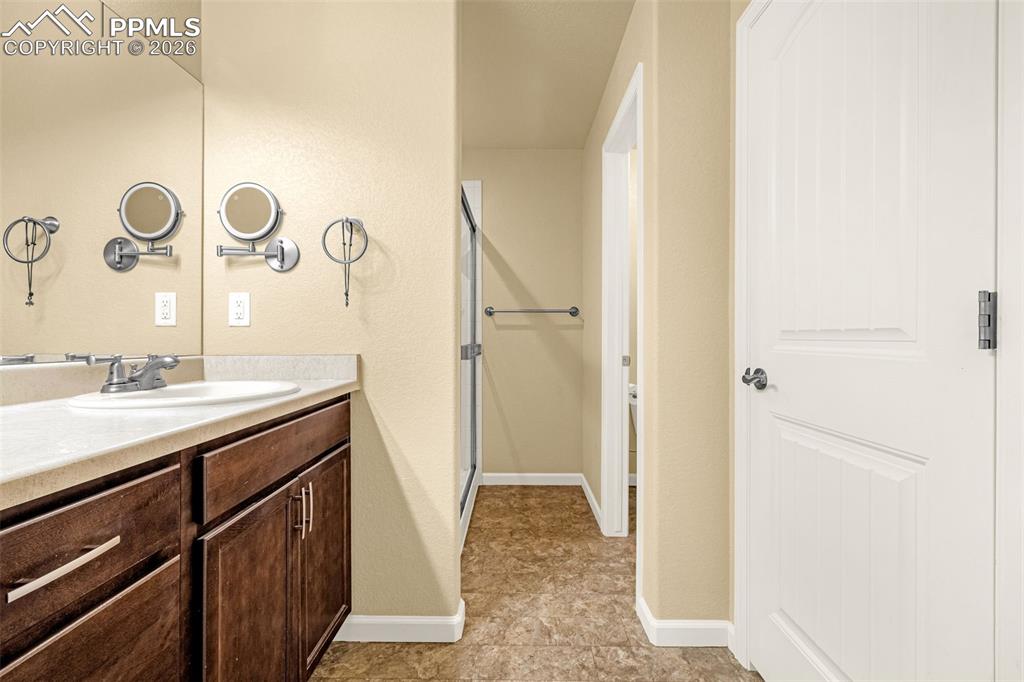 Image 21 of 36: Bathroom