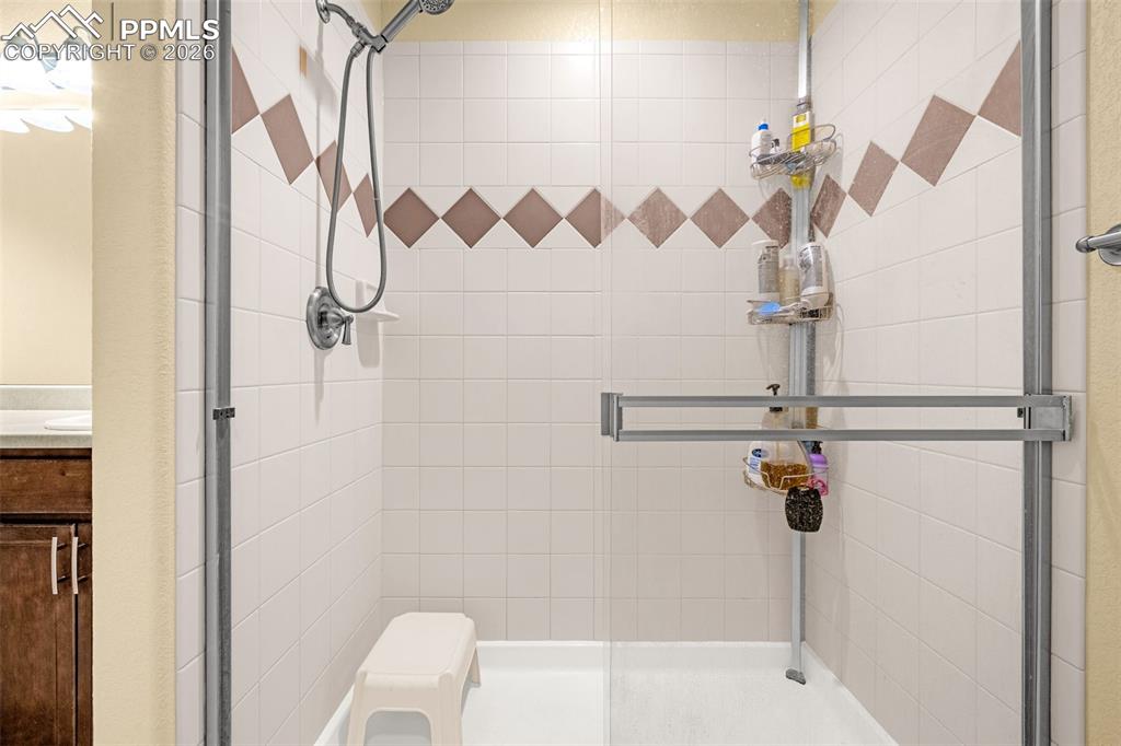 Image 22 of 36: Bathroom