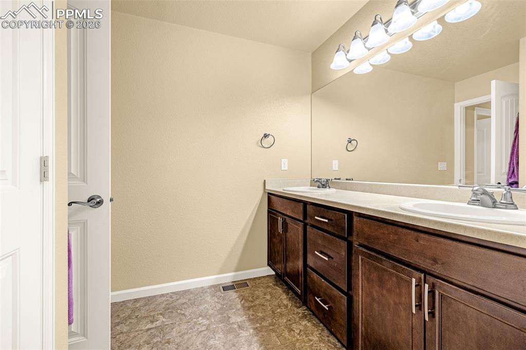 Image 23 of 36: Bathroom