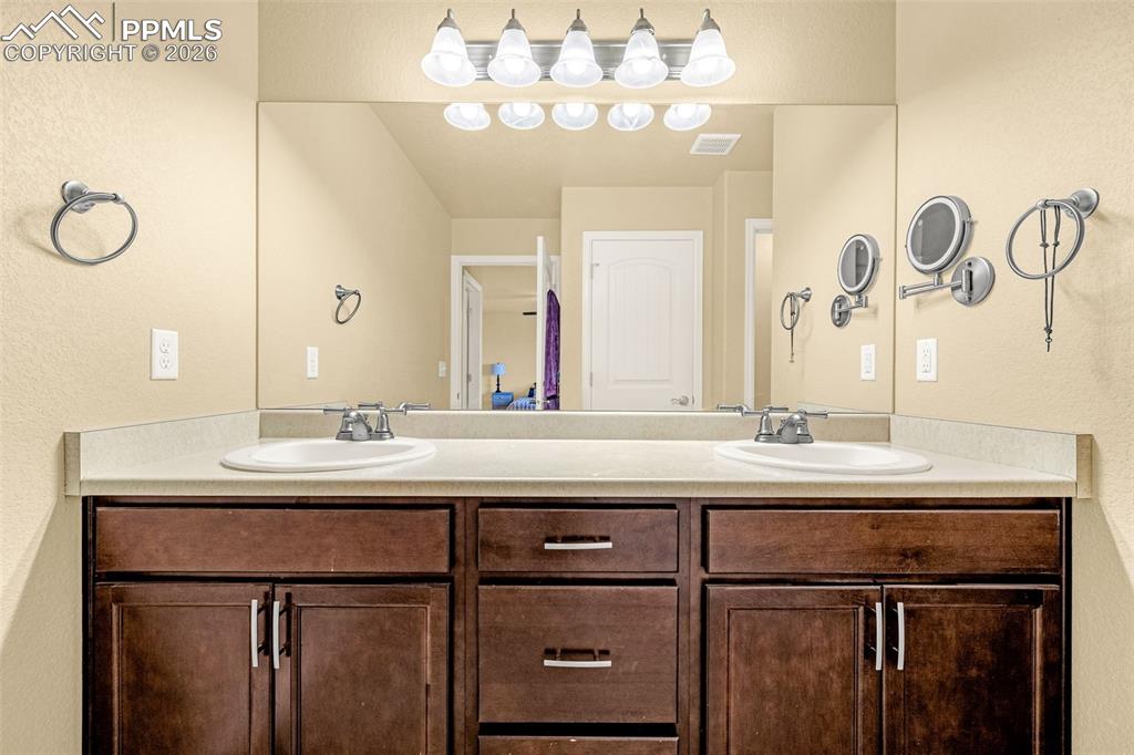 Image 24 of 36: Bathroom