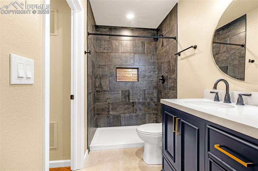 Image 30 of 36: Bathroom