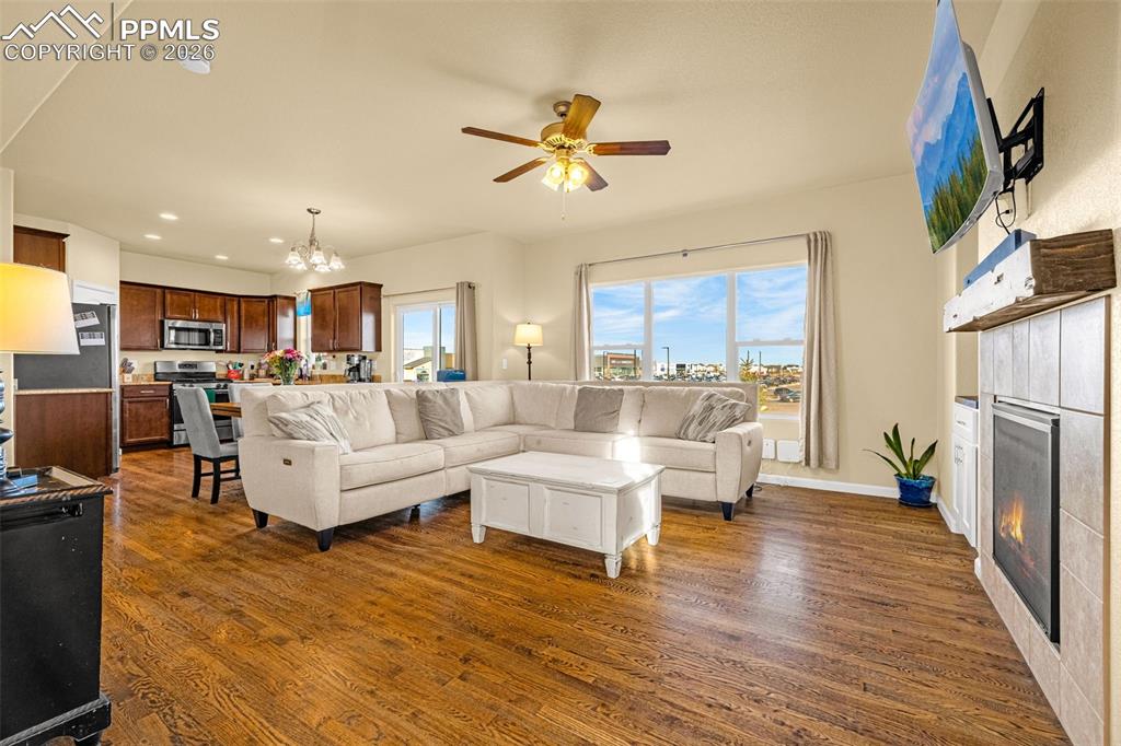 Image 4 of 36: Living Room