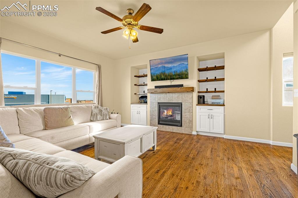 Image 5 of 36: Living Room