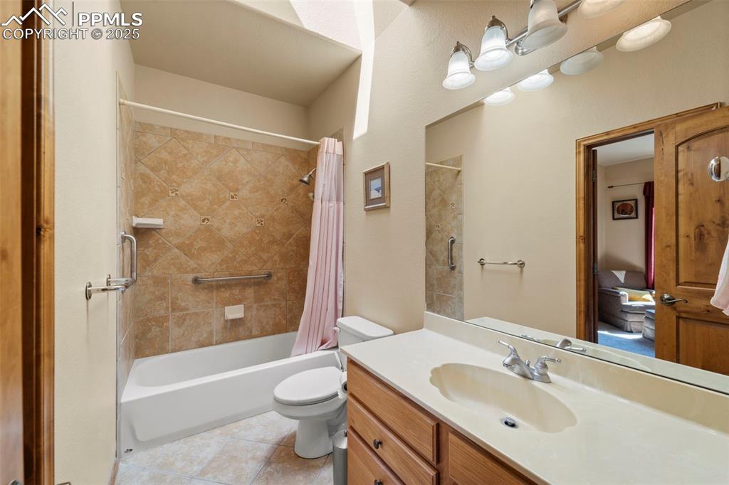 Image 10 of 33: Full bathroom off first bedroom on main level