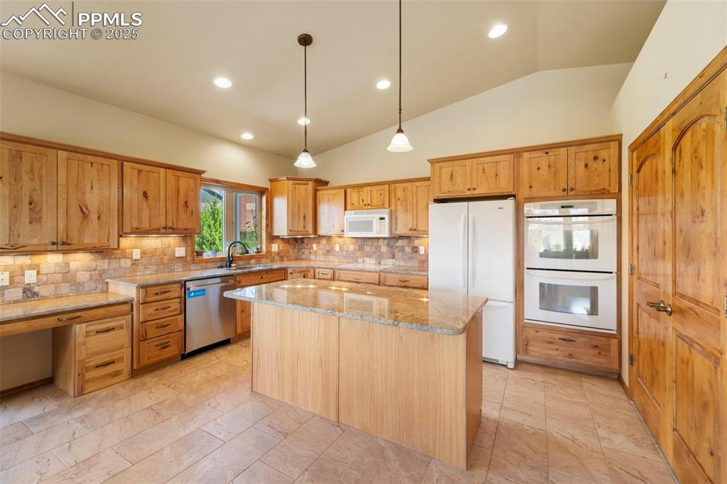 Image 25 of 33: All kitchen appliances included