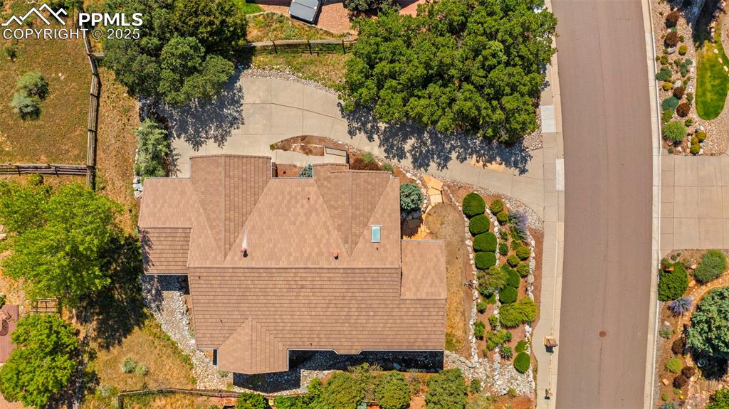 Image 31 of 33: Cement tile roofing