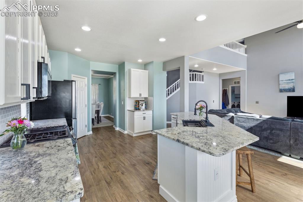 Image 15 of 44: Kitchen