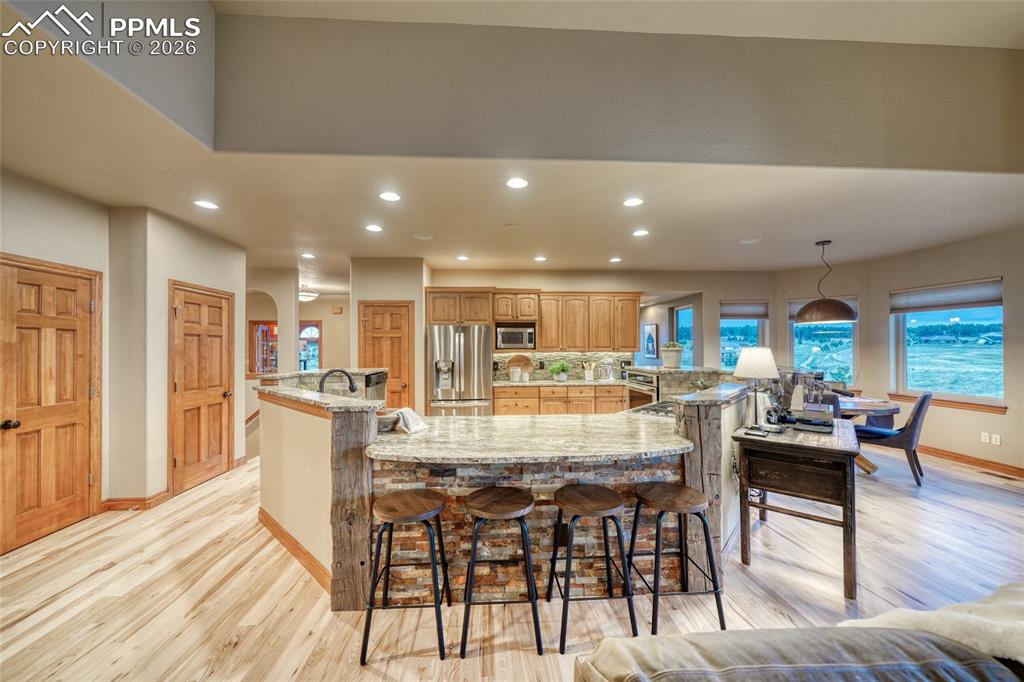 Image 14 of 50: Kitchen