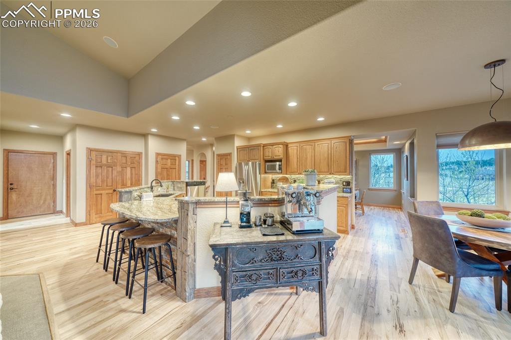 Image 15 of 50: Kitchen