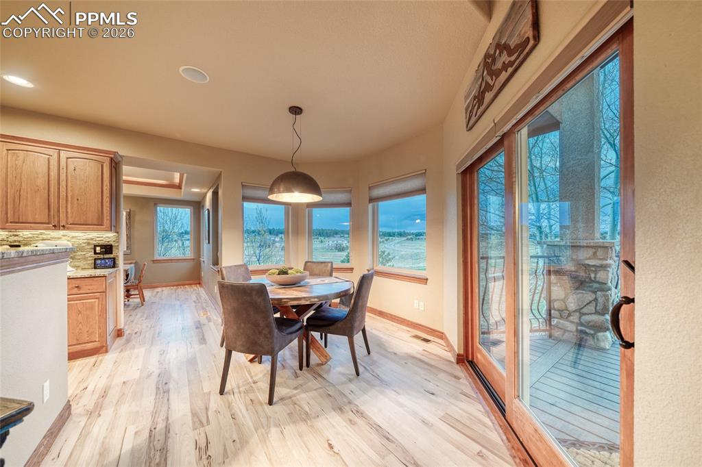 Image 16 of 50: Dining Area