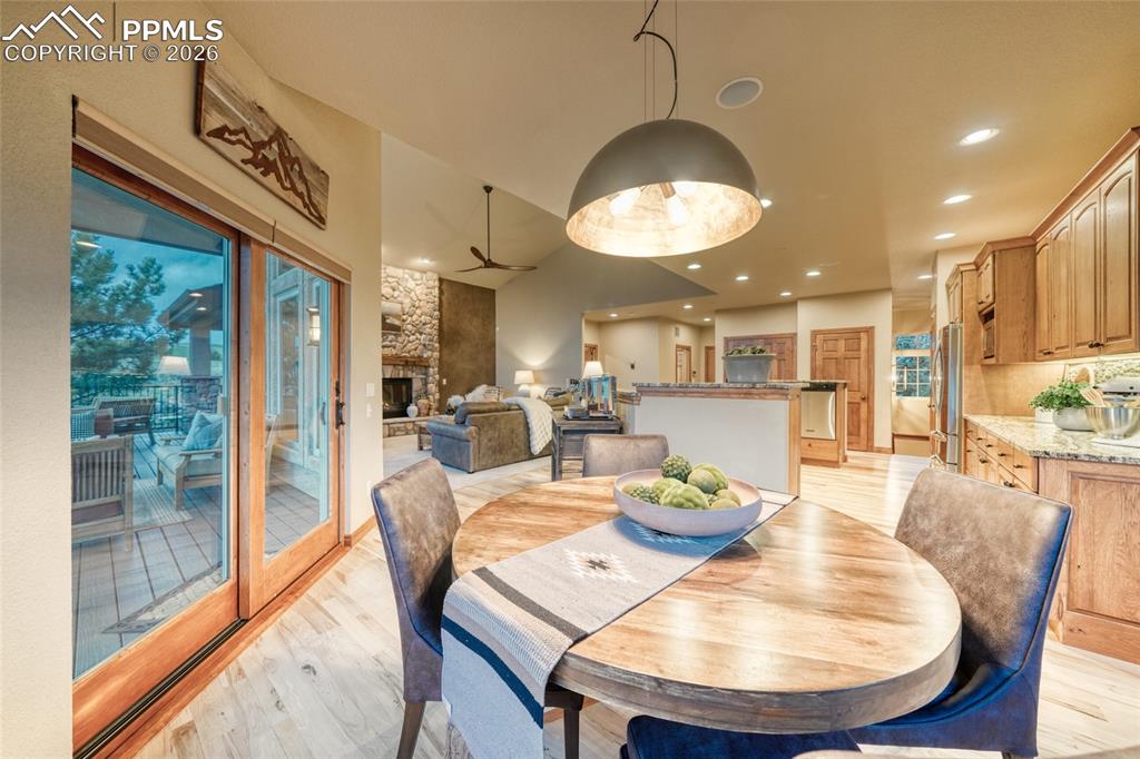 Image 17 of 50: Dining Area