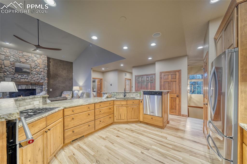 Image 18 of 50: Kitchen