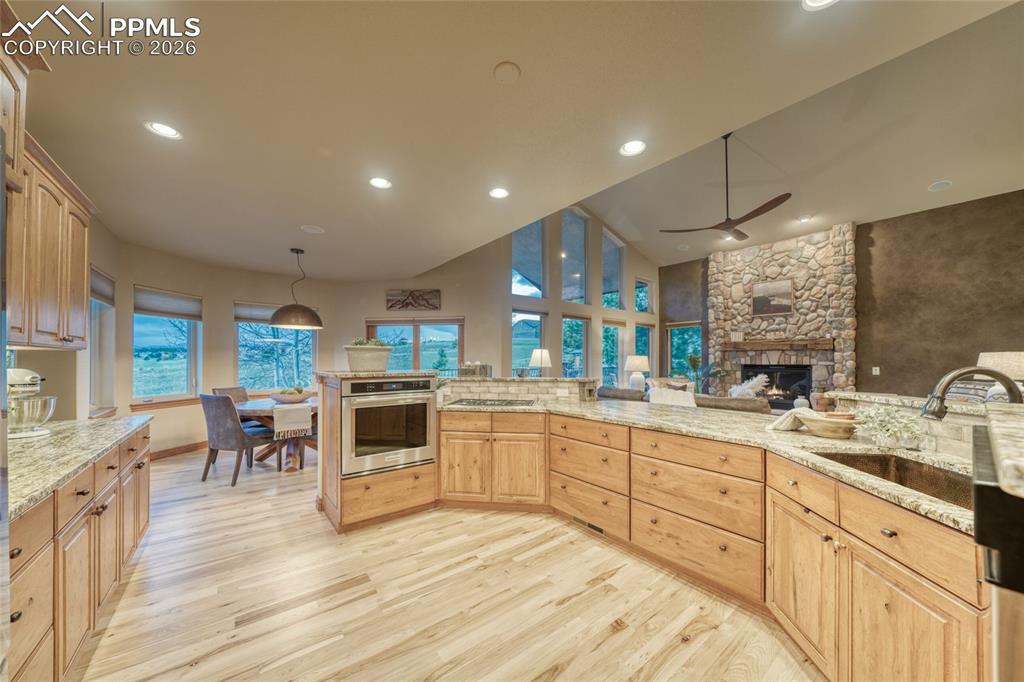 Image 19 of 50: Kitchen