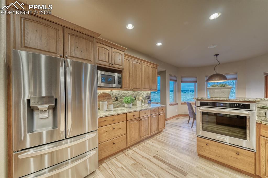 Image 20 of 50: Kitchen