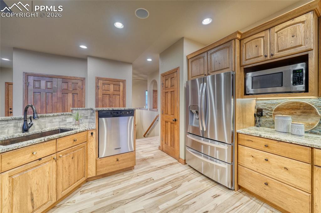 Image 21 of 50: Kitchen