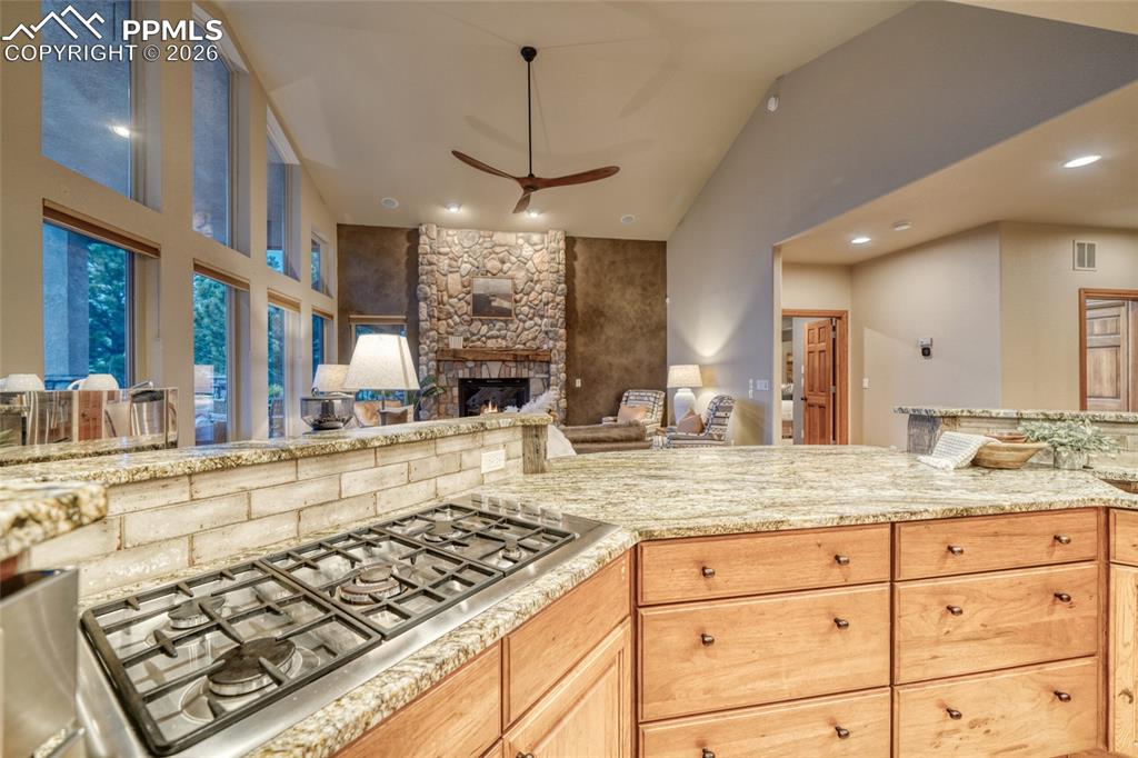 Image 22 of 50: Kitchen