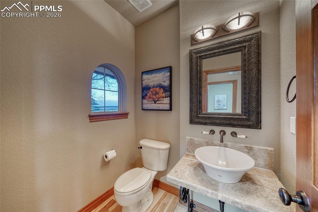 Image 23 of 50: Bathroom