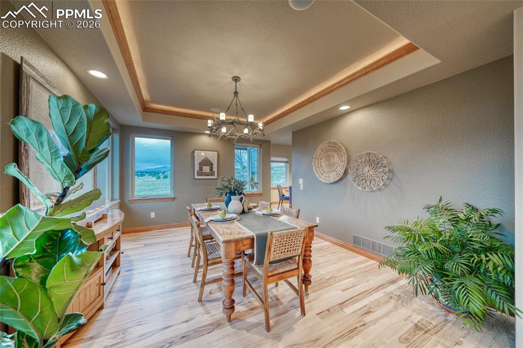 Image 24 of 50: Dining Area