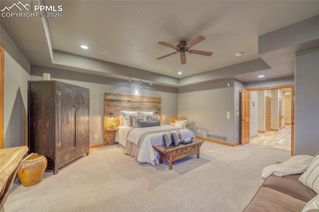 Image 26 of 50: Bedroom