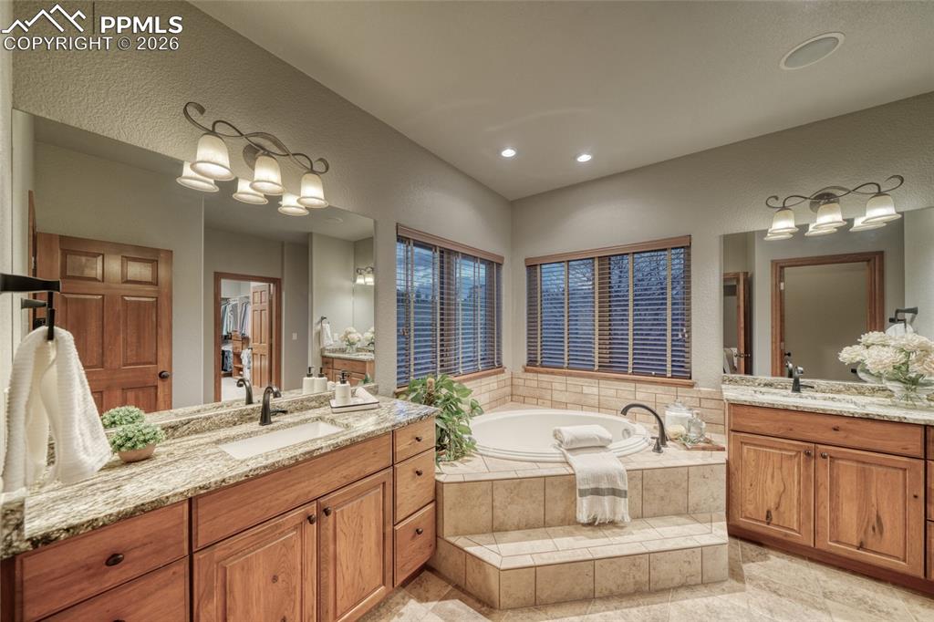 Image 28 of 50: Bathroom