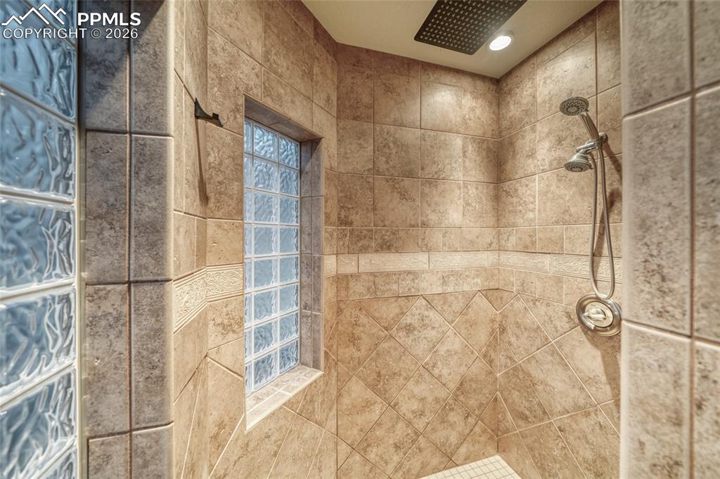 Image 30 of 50: Bathroom