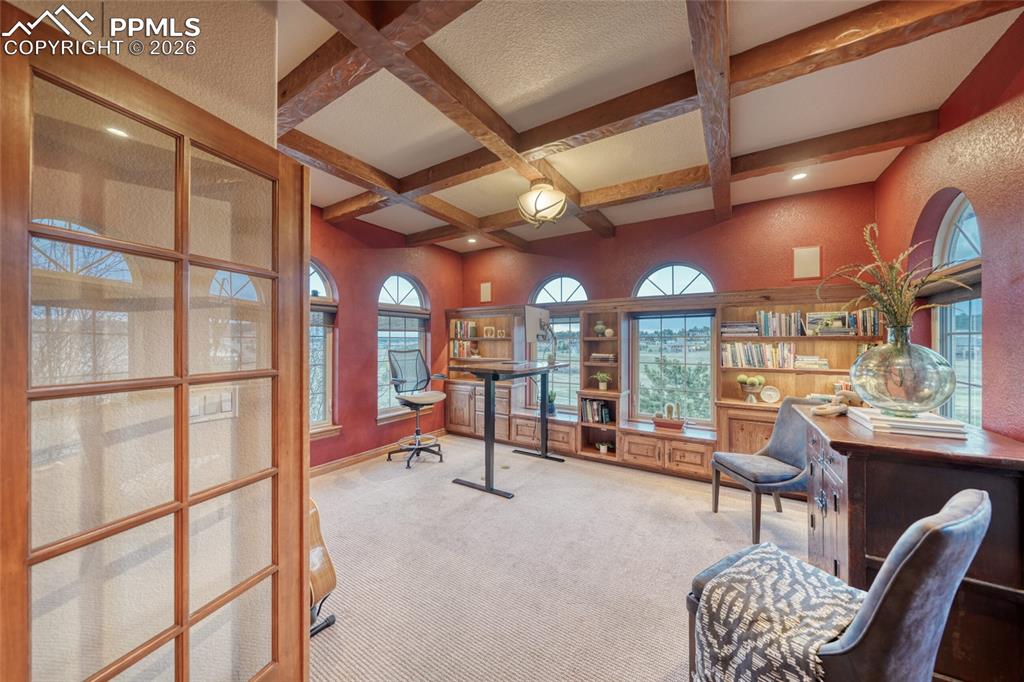 Image 31 of 50: Office