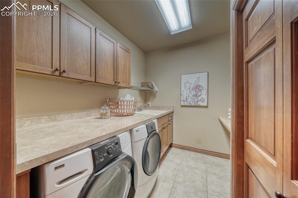 Image 32 of 50: Laundry