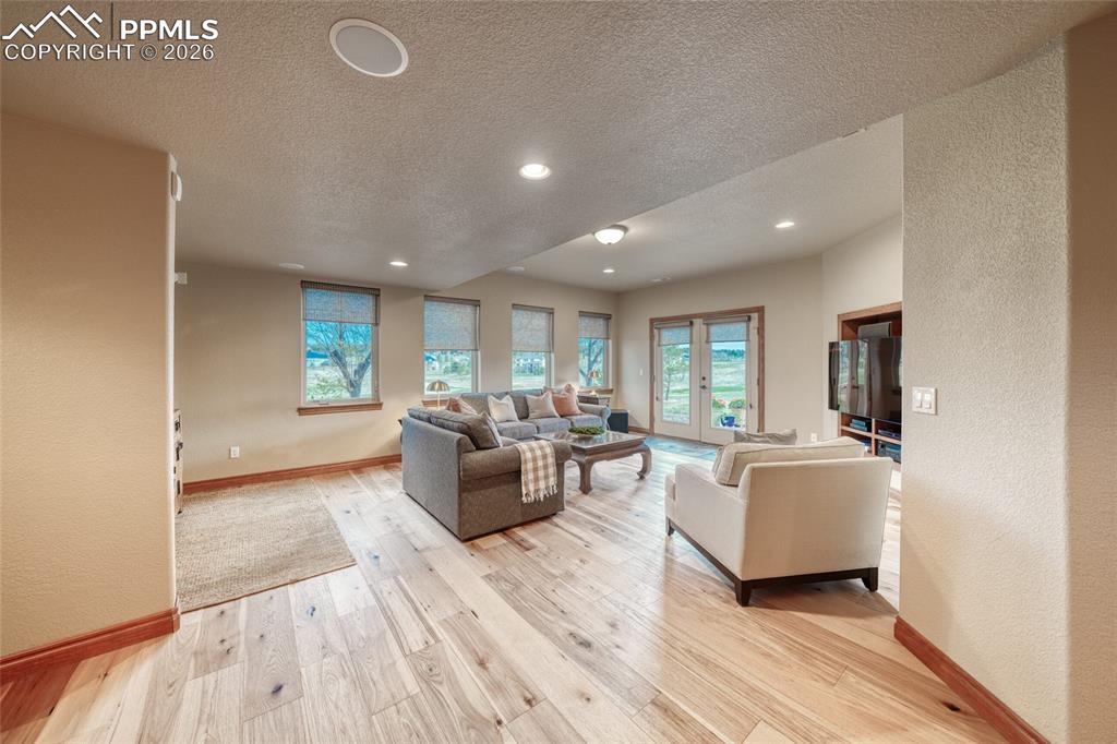 Image 34 of 50: Living Room