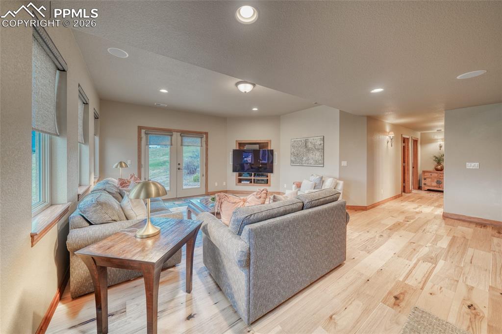 Image 35 of 50: Living Room