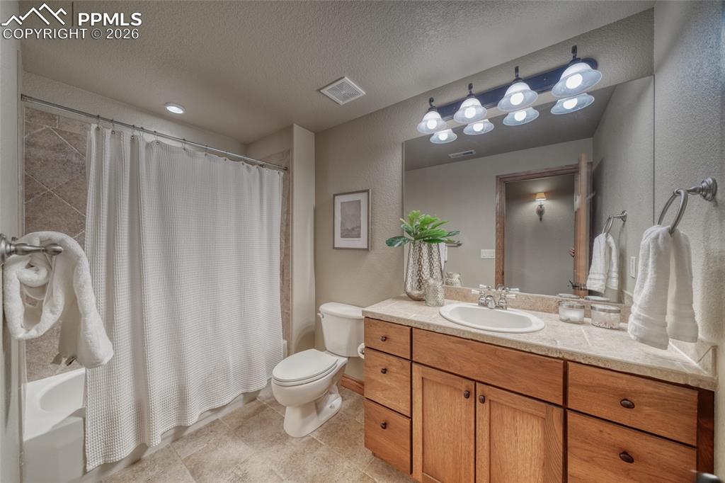 Image 39 of 50: Bathroom