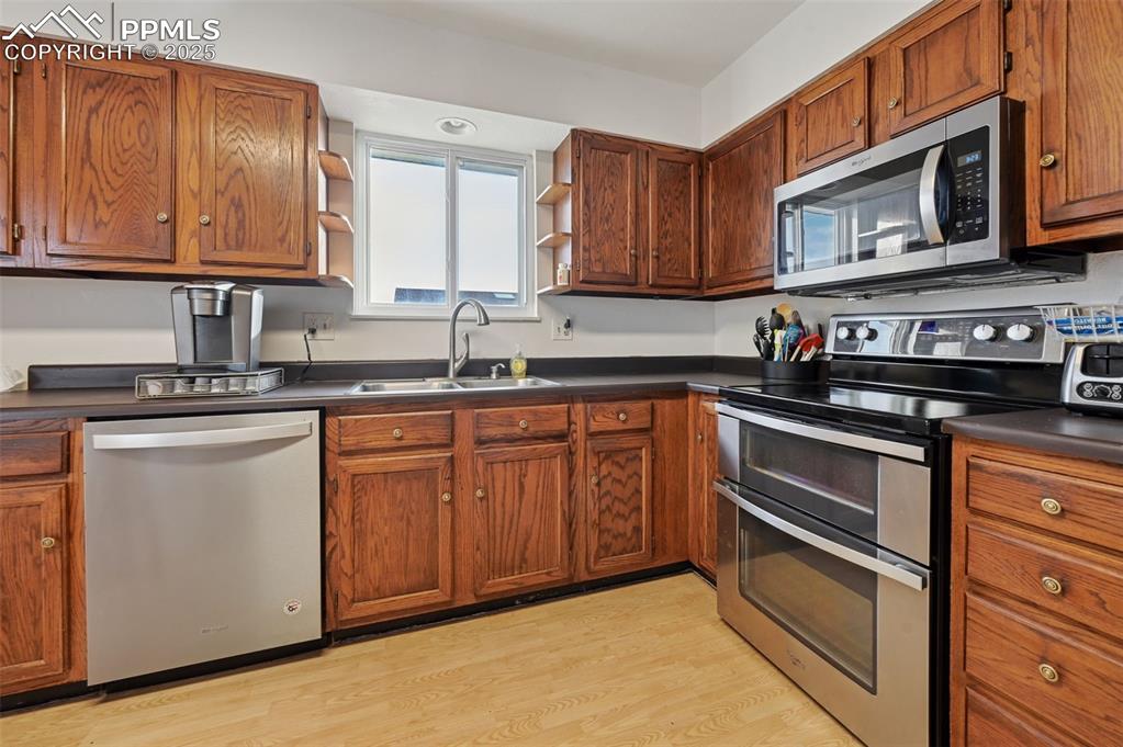 Image 16 of 39: Kitchen