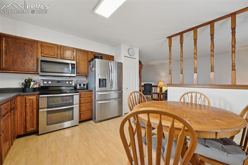 Image 17 of 39: Kitchen