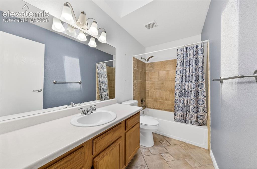 Image 18 of 33: Bathroom