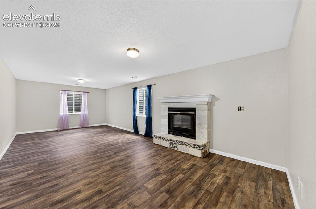 Image 19 of 33: Living Room