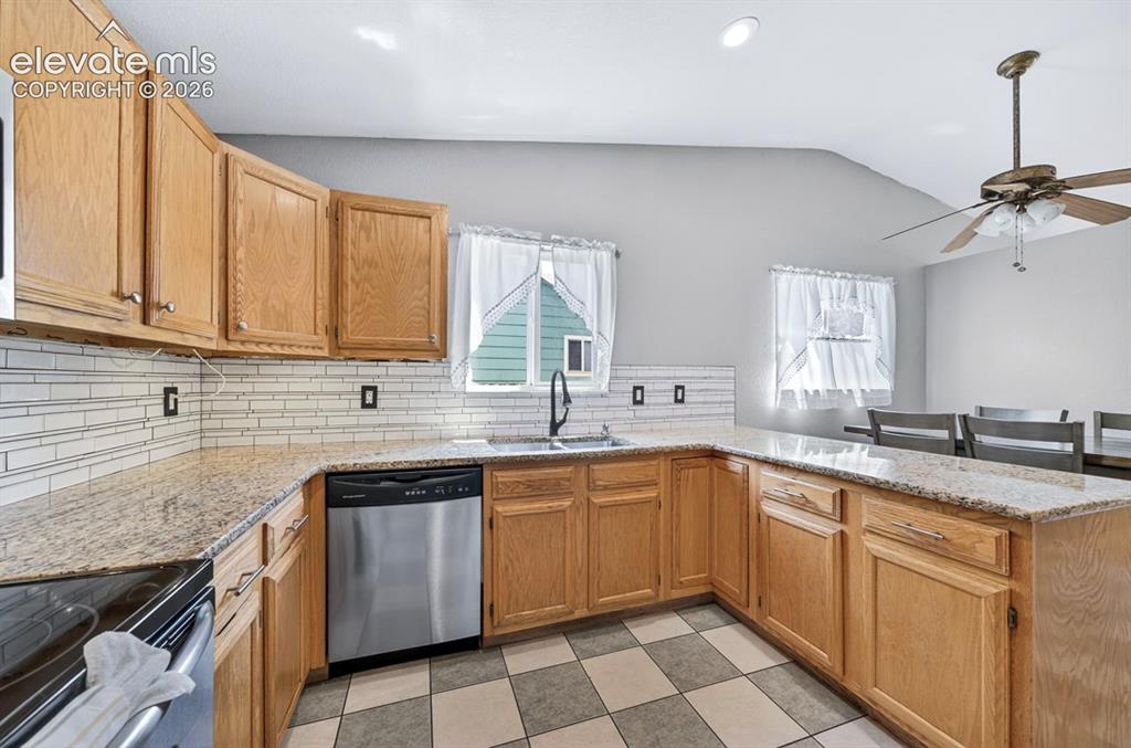 Image 7 of 33: Kitchen
