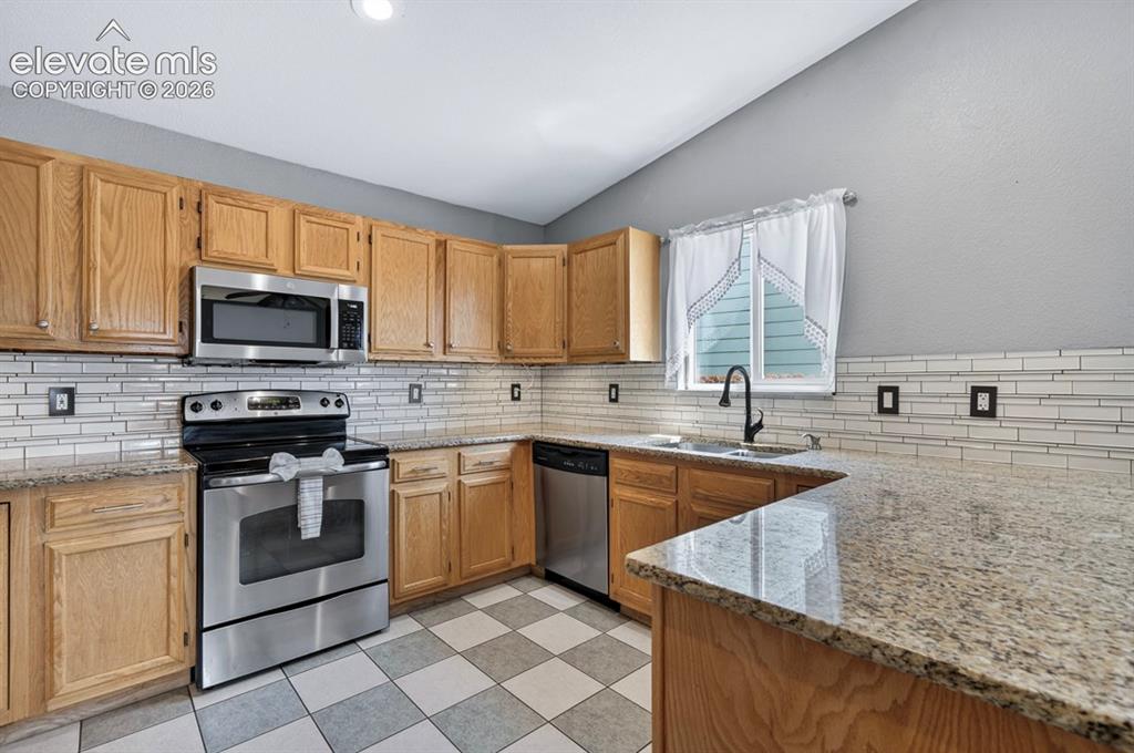Image 9 of 33: Kitchen