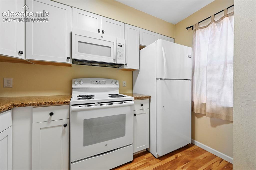 Image 10 of 20: Kitchen